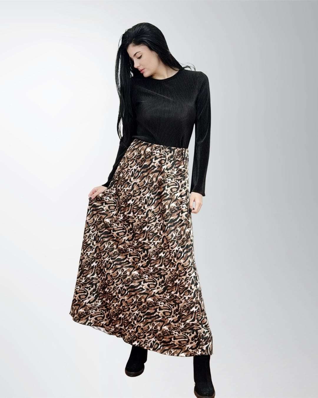 Maxi σατέν φούστα animal print Καμηλό/Μαύρο Maxi σατέν φούστα σε εντυπωσιακό animal print για θηλυκή, δυναμική εμφάνιση Μαλακή σατέν υφή που προσφέρει ανάλαφρη κίνηση και κομψή λάμψη Λάστιχο στη μέση για άνετη εφαρμογή και ευκολία στο φόρεμα Καλύπτει μέση 110εκ Περιφέρεια 135εκ Μήκος 105Made in Italy
