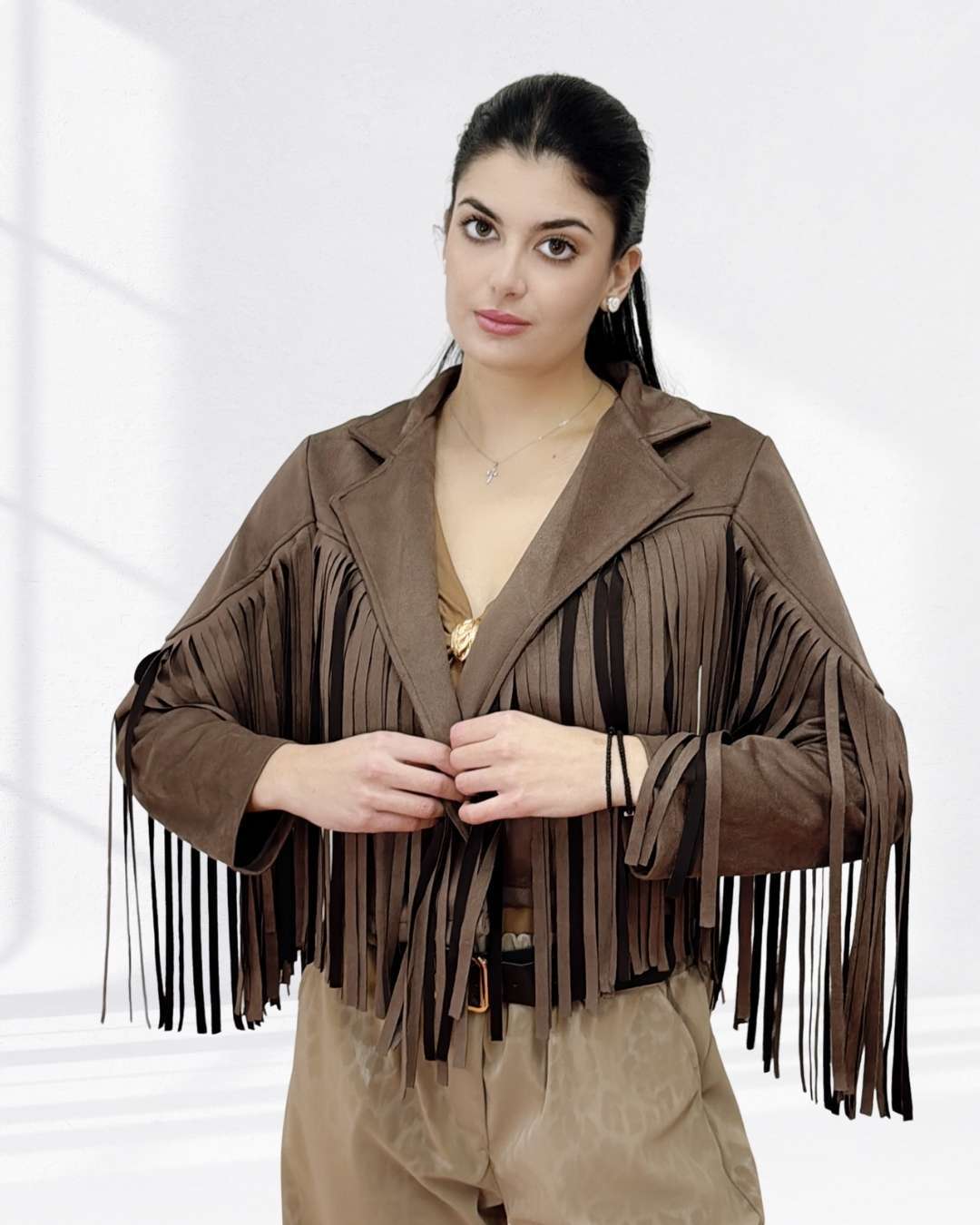 Crop Σακάκι σουέτ με Κρόσια Καφέ Κοντή γραμμή , regular fit, ιδανικό για layering. Crop jacket από μαλακό σουέτ με κρόσια