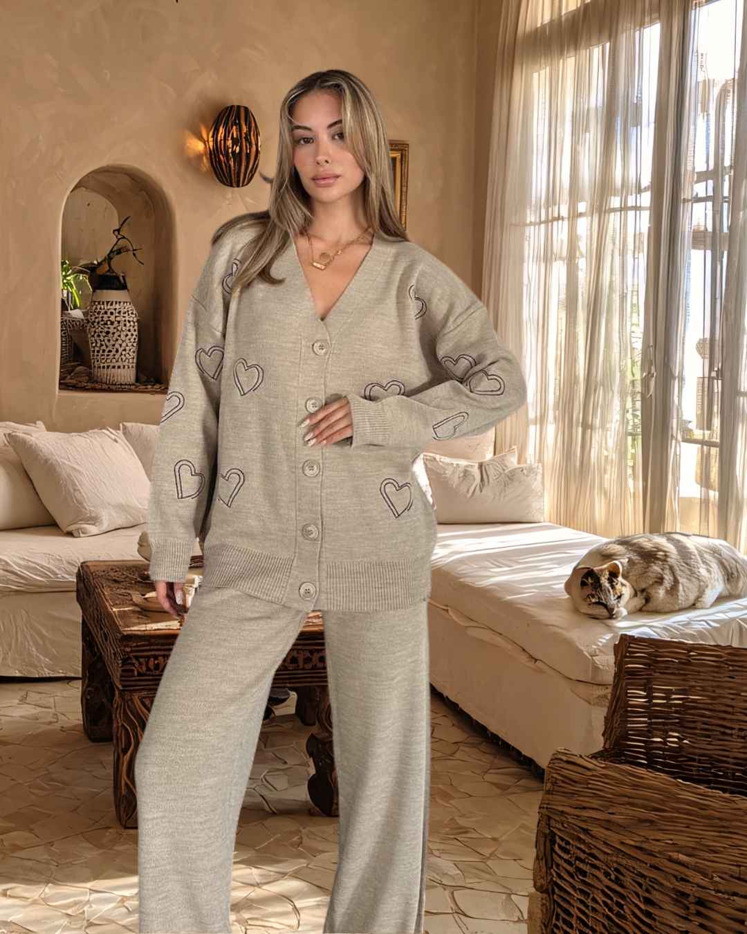 Πλεκτό σετ με ζακετάκι και παντελόνα Μπεζ Πλεκτό σετ δύο τεμαχίων, με άνετη παντελόνα και ζεστό ζακετάκι. Η ζακέτα διαθέτει πανέμορφο κέντημα με καρδιές που δίνει ρομαντική και παιχνιδιάρικη διάθεση. Καλύπτει στήθος μέχρι 130 εκ και έχει μήκος 71εκ. από τον ώμο. Μονόχρωμο παντελόνι σε άνετη γραμμή για εύκολους συνδυασμούς
