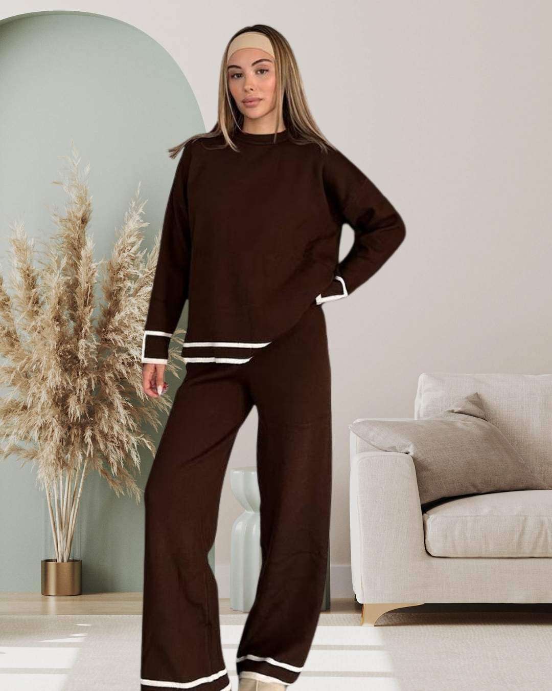 Πλεκτό σετ με διχρωμίες ρίγες Καφέ Πλεκτό σετ δύο τεμαχίων με cozy πουλόβερ και άνετη παντελόνα. Η μπλούζα με μοντέρνες διχρωμίες που δίνει ένταση και χαρακτήρα στο σύνολο Καλύπτει στήθος μέχρι 120-125 εκ και έχει μήκος 77εκ. από τον ώμο. Μονόχρωμο παντελόνι σε άνετη γραμμή με κορδονάκι στη μέση για εύκολους συνδυασμούς