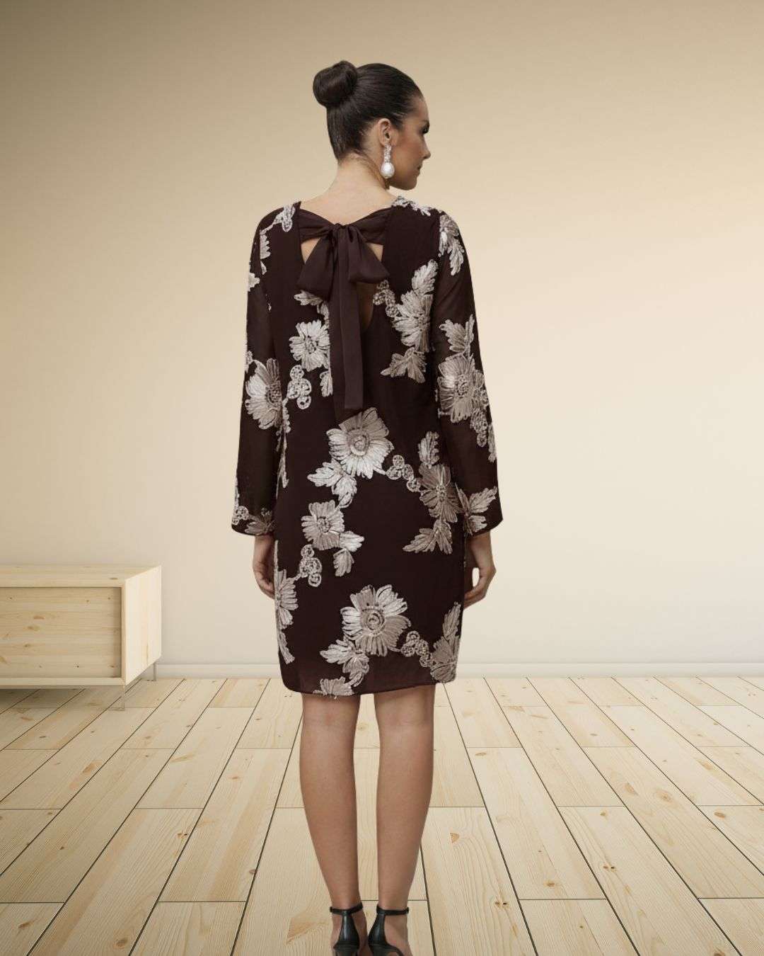 Φόρεμα, Διαφάνειες με κεντητά λουλούδια Σοκολά Καφέ Φόρεμα σε άνετη κολακευτική γραμμή, Διπλό, ελαστικό ύφασμα Φιόγκος στην πλάτη για θηλυκή λεπτομέρεια Μανίκια καμπάνα με διακριτική διαφάνεια