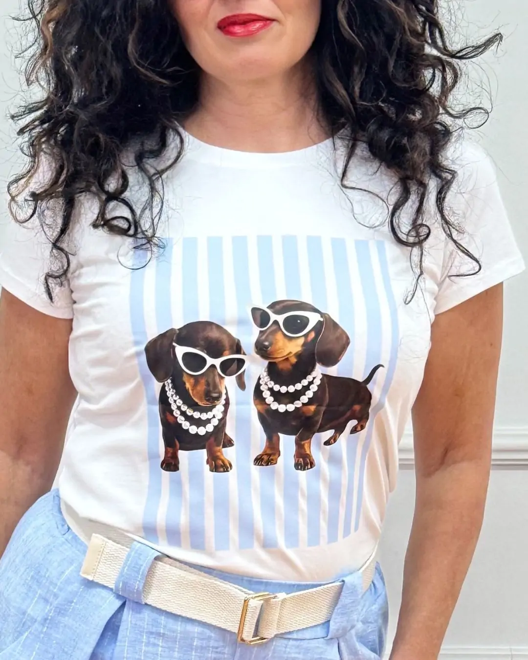 T-shirt με χαριτωμένο print σκυλάκια και ριγέ φόντο που δίνει playful και stylish διάθεση σε κάθε καθημερινό look. Ιδανικό για άνετες και easy-to-style εμφανίσεις όλη μέρα. Fit: Casual / καθημερινό μπλουζάκι Ύφασμα: 95% Cotton - 5% Elastane. Μαλακό και ελαστικό ύφασμα