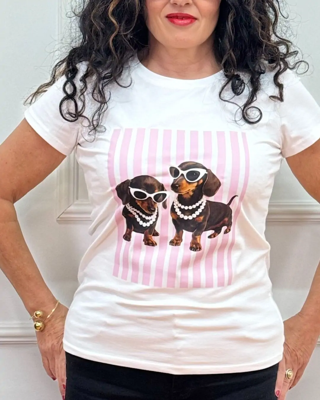 T-shirt με χαριτωμένο print σκυλάκια και ριγέ φόντο που δίνει playful και stylish διάθεση σε κάθε καθημερινό look. Ιδανικό για άνετες και easy-to-style εμφανίσεις όλη μέρα. Fit: Casual / καθημερινό μπλουζάκι Ύφασμα: 95% Cotton - 5% Elastane. Μαλακό και ελαστικό ύφασμα