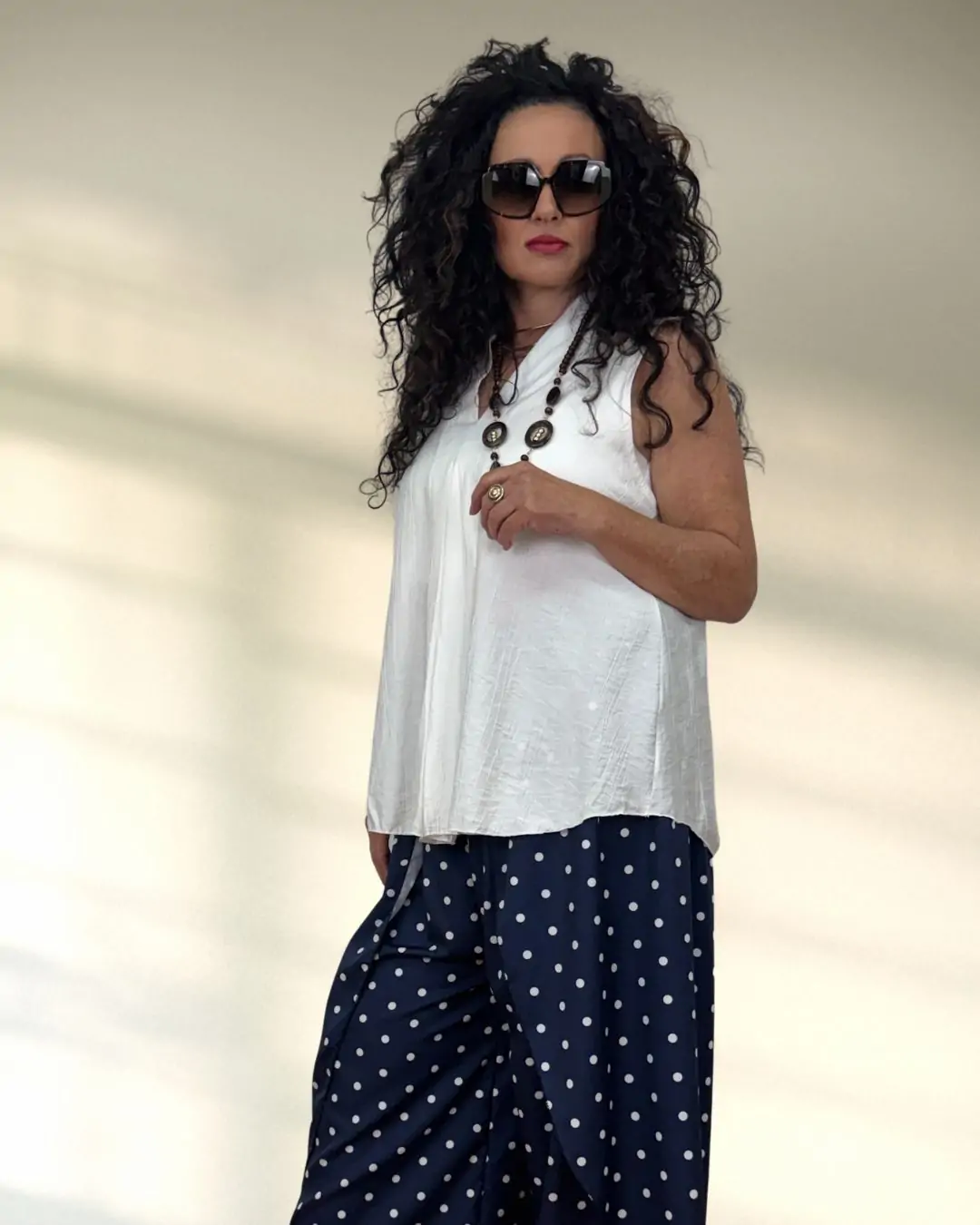 Αμάνικο top σε ριχτή γραμμή για άνετη και χαλαρή εφαρμογή. Διαθέτει δικό του κολιέ για ολοκληρωμένο look. Αέρινο ύφασμα που πέφτει όμορφα στο σώμα. Minimal σχεδιασμός με ιδιαίτερη λεπτομέρεια.