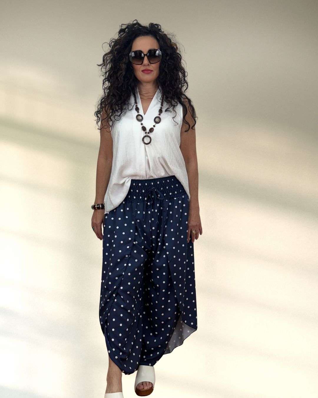 Ανάλαφρη παντελόνα σαλβάρι σε μπλε απόχρωση με λευκό πουά. Διαθέτει λάστιχο σφηκοφωλιά στη μέση για άνετη εφαρμογή. Αέρινη γραμμή που χαρίζει άνεση στην κίνηση. Ιδανική για καθημερινές καλοκαιρινές εμφανίσεις με στυλ.