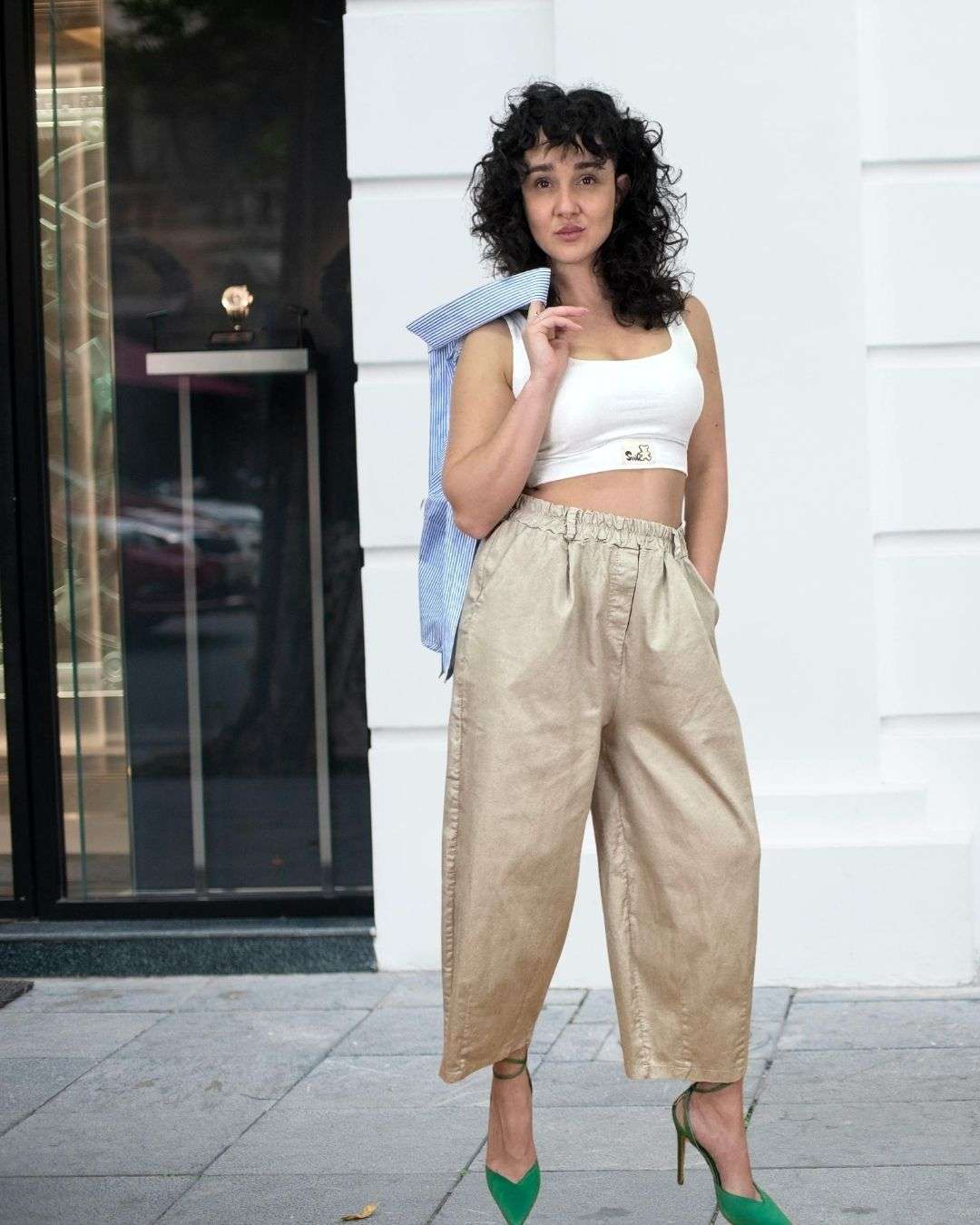 Μπεζ barrel jean σε μοντέρνα γραμμή που ξεχωρίζει για το καμπυλωτό, φαρδύ του σχήμα και τον statement χαρακτήρα του. Είναι ψηλόμεσο και διαθέτει λάστιχο στη μέση με θηλάκια για ζώνη και πλαϊνές τσέπες. Το μήκος του είναι στον αστράγαλο και αναδεικνύει το παπούτσι. Ένα άνετο αλλά ταυτόχρονα edgy κομμάτι που δίνει fashion-forward ύφος σε κάθε outfit.