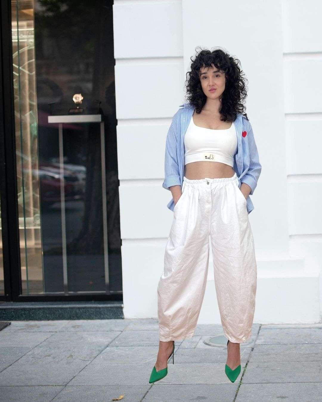 Λευκό barrel jean σε μοντέρνα γραμμή που ξεχωρίζει για το καμπυλωτό, φαρδύ του σχήμα και τον statement χαρακτήρα του. Είναι ψηλόμεσο και διαθέτει λάστιχο στη μέση μαζί με φερμουάρ και κουμπί για άνετη εφαρμογή, ενώ οι τσέπες προσθέτουν πρακτικότητα στην καθημερινότητα. Το μήκος του είναι πάνω από τον αστράγαλο και αναδεικνύει το παπούτσι.