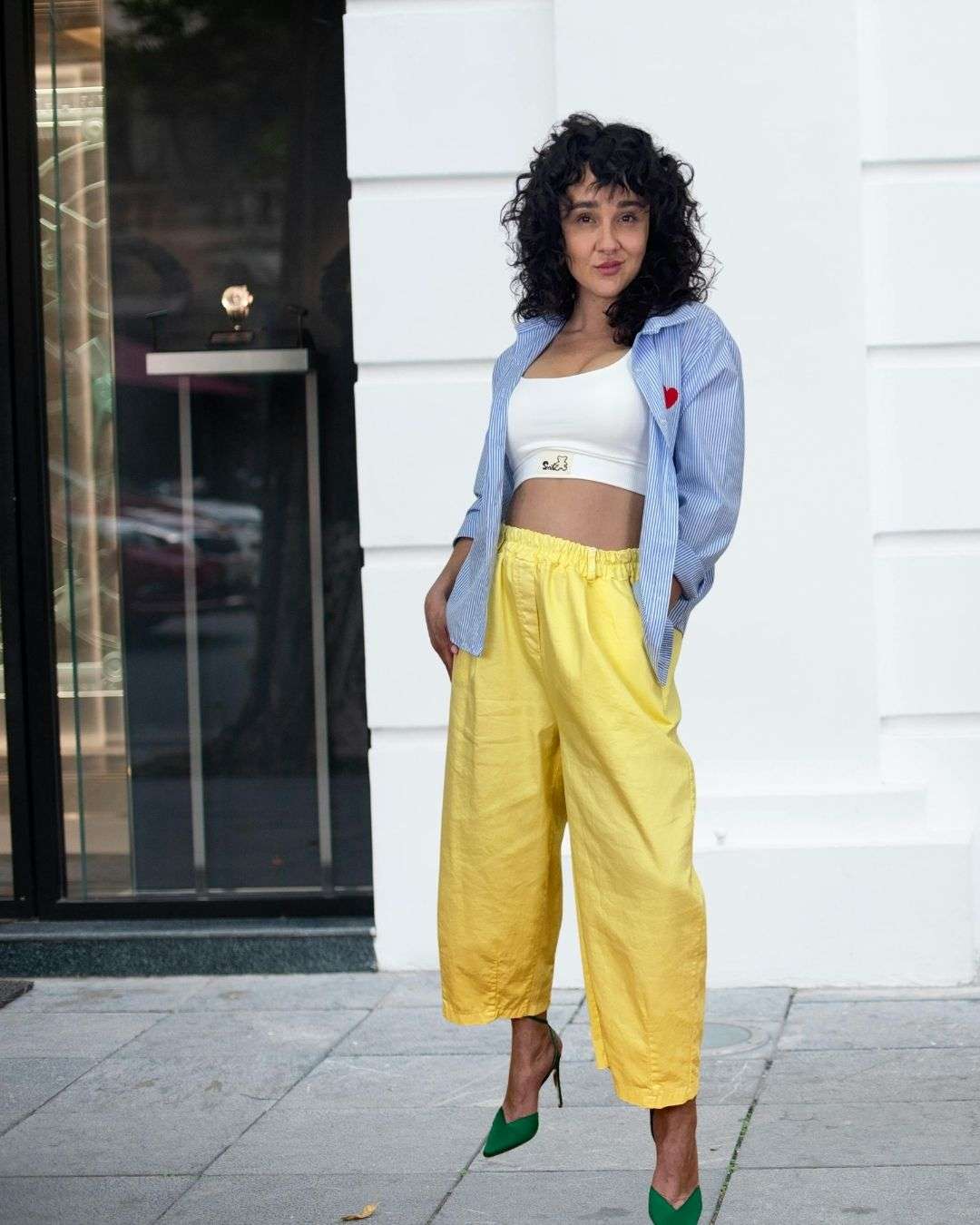 Κίτρινο barrel jean σε μοντέρνα γραμμή που ξεχωρίζει για το καμπυλωτό, φαρδύ του σχήμα και τον statement χαρακτήρα του. Είναι ψηλόμεσο και διαθέτει λάστιχο στη μέση με θηλάκια για ζώνη και πλαϊνές τσέπες.  Το μήκος του είναι στον αστράγαλο και αναδεικνύει το παπούτσι.