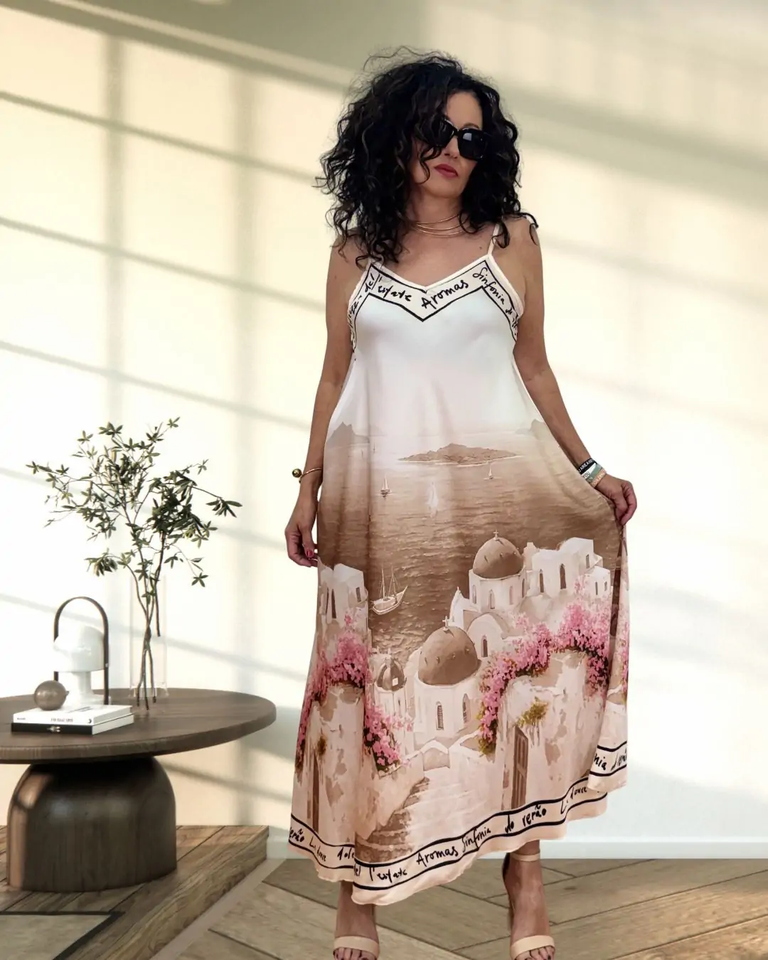 Αέρινο satine maxi φόρεμα με εντυπωσιακό summer print που θυμίζει νησί, ιδανικό για κομψές και άνετες εμφανίσεις από το πρωί μέχρι το βράδυ. Αποχρώσεις του μπεζ