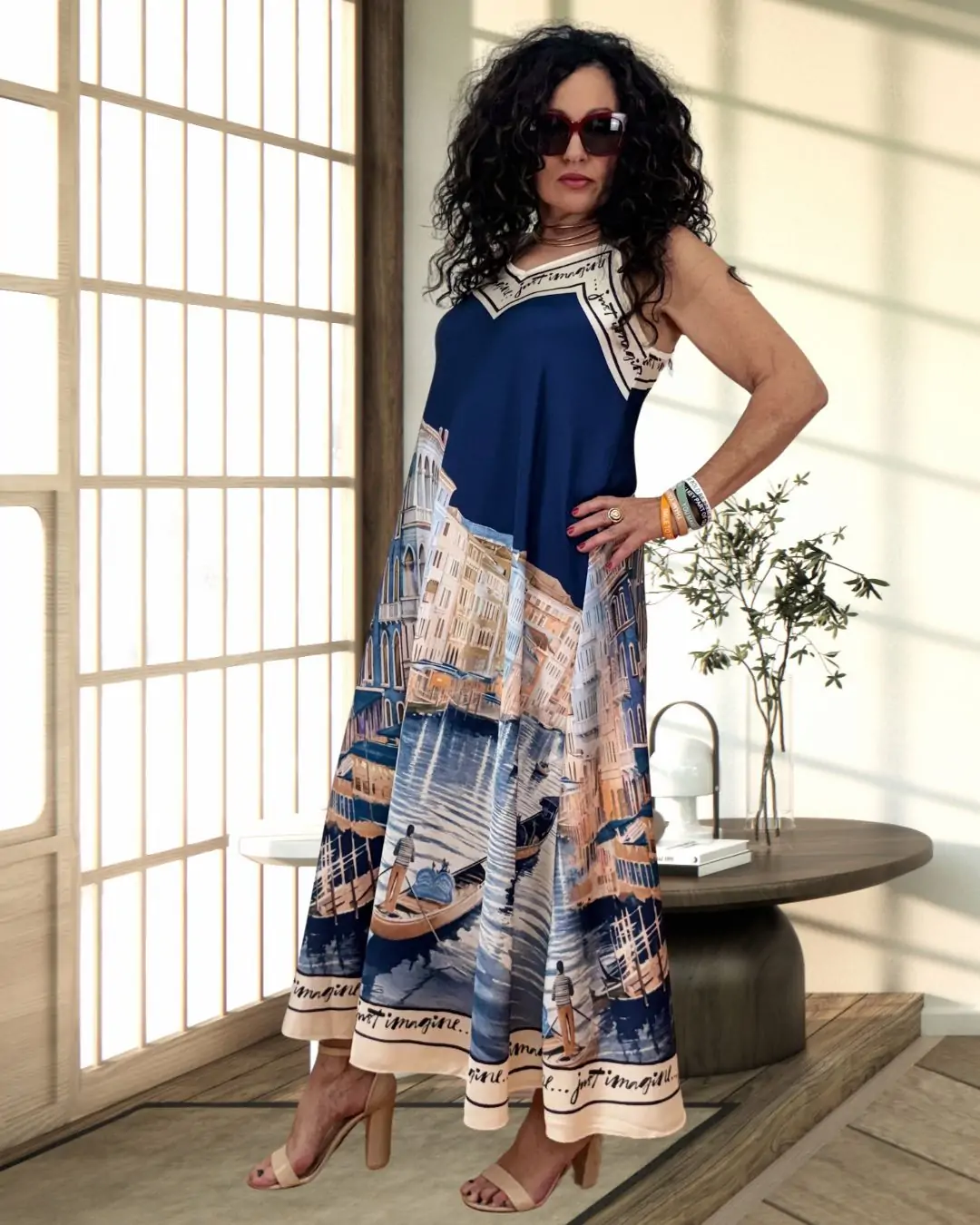 Αέρινο satine maxi φόρεμα με εντυπωσιακό summer print που θυμίζει νησί, ιδανικό για κομψές και άνετες εμφανίσεις από το πρωί μέχρι το βράδυ. Αποχρώσεις του μπλε marine