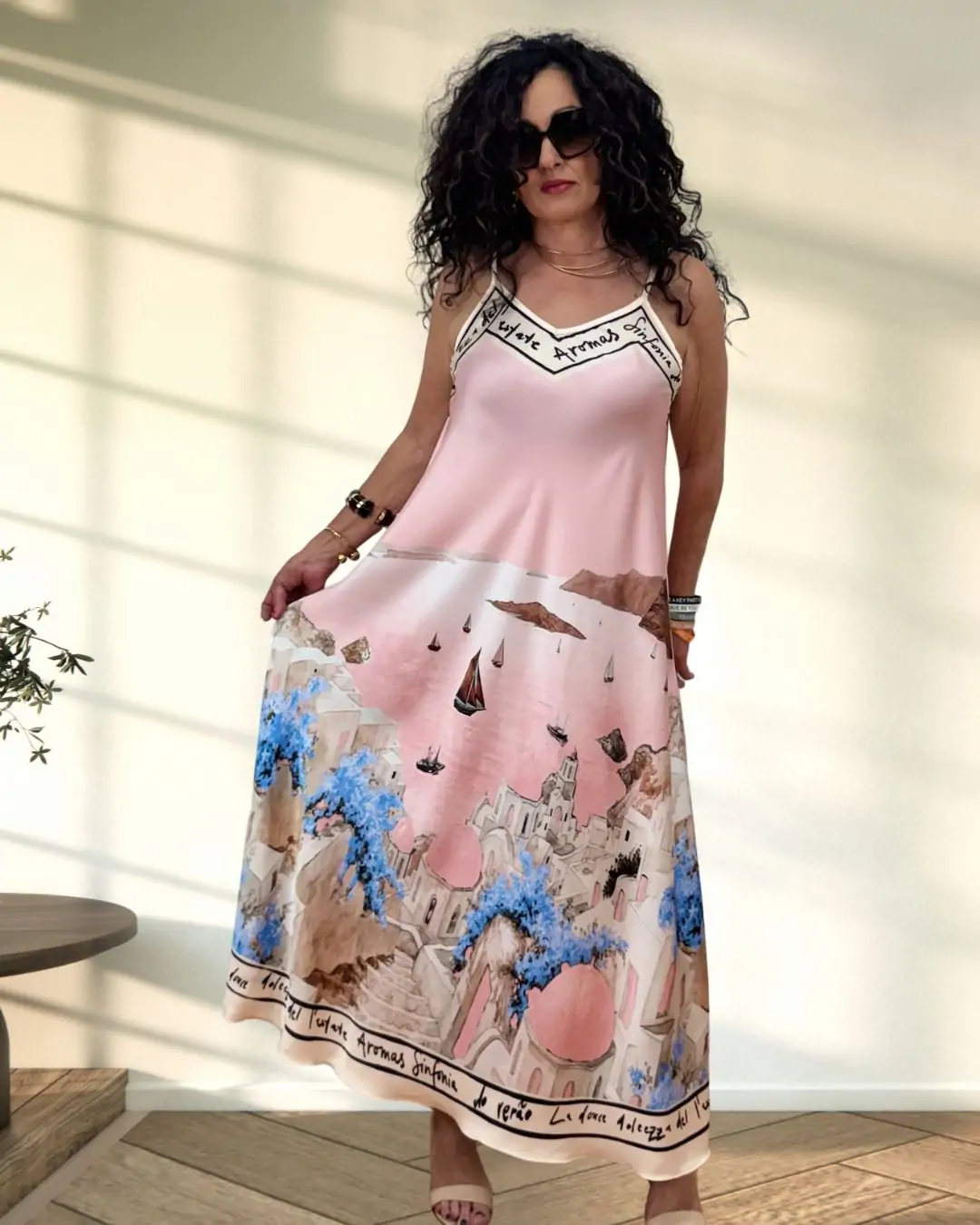 Αέρινο satine maxi φόρεμα με εντυπωσιακό summer print που θυμίζει νησί, ιδανικό για κομψές και άνετες εμφανίσεις από το πρωί μέχρι το βράδυ. Αποχρώσεις του baby rose