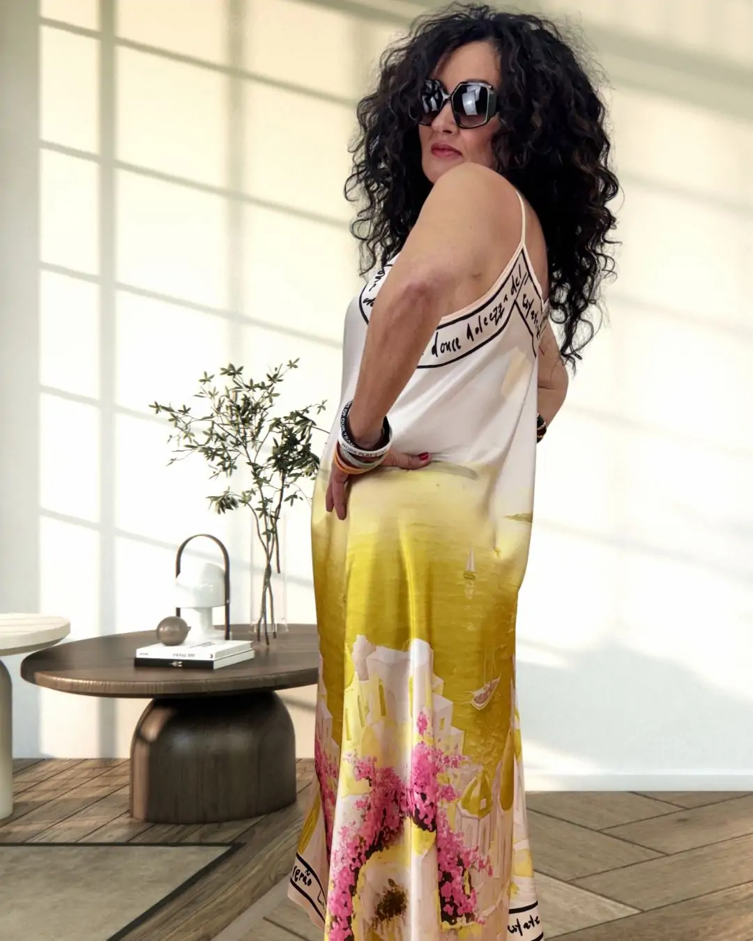 Αέρινο satine maxi φόρεμα με εντυπωσιακό summer print που θυμίζει νησί, ιδανικό για κομψές και άνετες εμφανίσεις από το πρωί μέχρι το βράδυ. Αποχρώσεις του κίτρινου