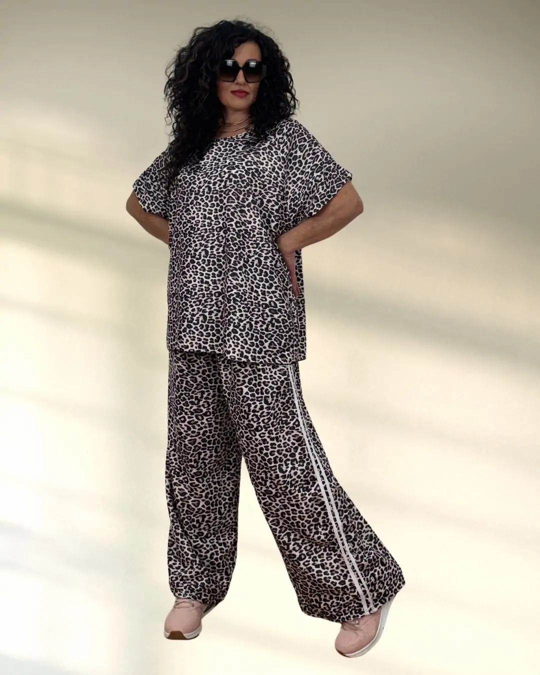 Oversized σετ σε εντυπωσιακό animal print που δίνει statement χαρακτήρα σε κάθε εμφάνιση. Η παντελόνα διαθέτει λάστιχο στη μέση για άνετη εφαρμογή και πλαϊνά σιρίτια που προσθέτουν sporty-chic ύφος και κολακεύουν τη σιλουέτα. Η μπλούζα είναι κοντομάνικη με χαλαρή γραμμή και διακοσμητικά σιρίτια στα μανίκια, δημιουργώντας ένα δεμένο και μοντέρνο σύνολο.