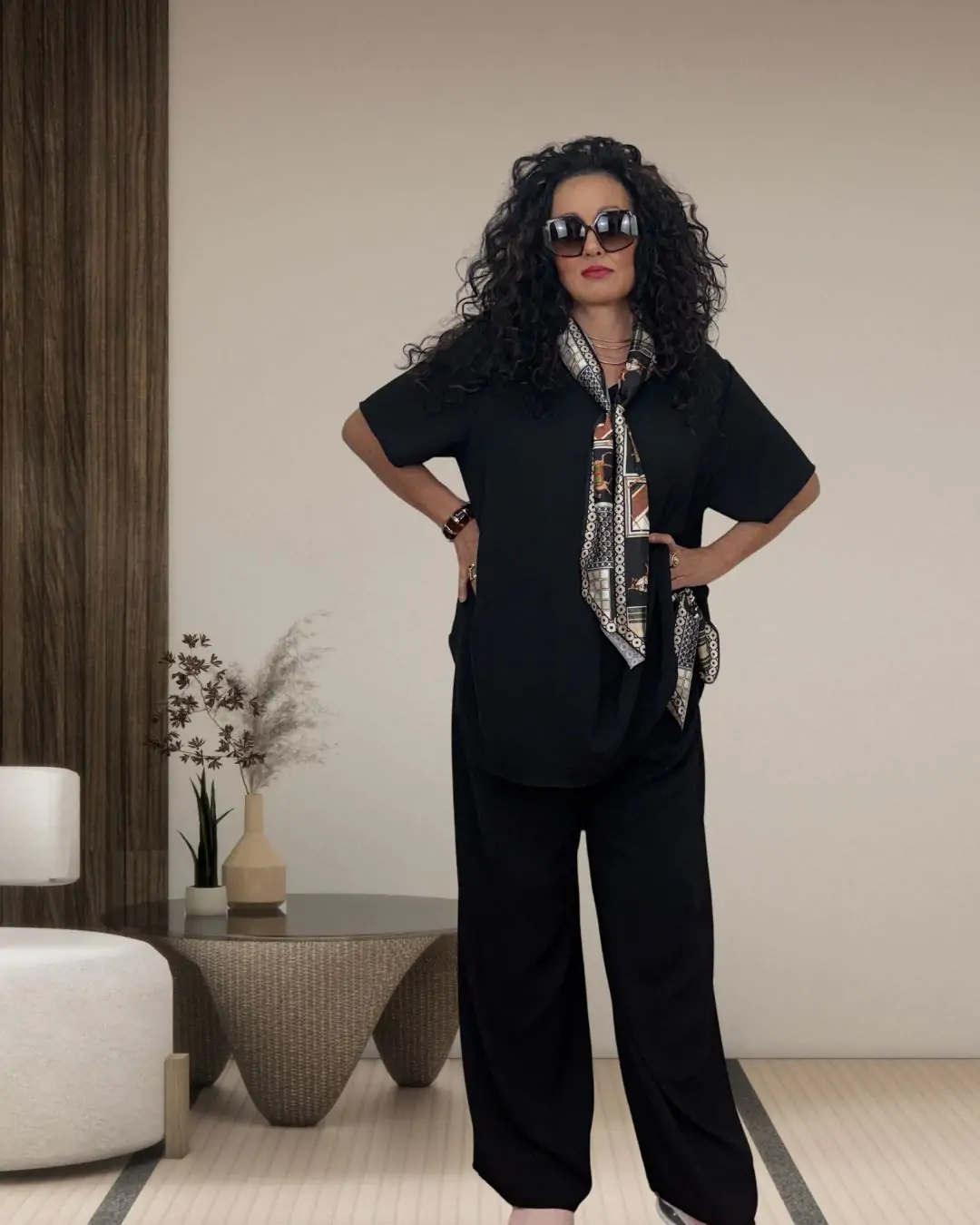 Oversized Μονόχρωμο Σετ με Σατέν Μαντήλι black Η παντελόνα διαθέτει λάστιχο στη μέση για τέλεια εφαρμογή και ευκολία στην κίνηση,Η μπλούζα είναι μακριά με γιακά, χαρίζοντας ένα πιο προσεγμένο και elegant αποτέλεσμα