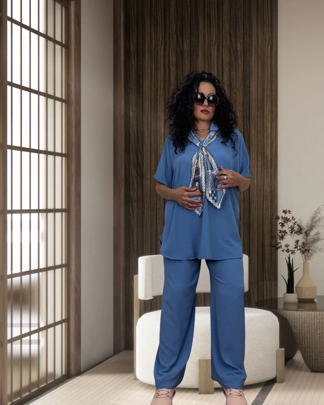 Oversized Μονόχρωμο Σετ με Σατέν Μαντήλι μπλε ραφ Η παντελόνα διαθέτει λάστιχο στη μέση για τέλεια εφαρμογή και ευκολία στην κίνηση,Η μπλούζα είναι μακριά με γιακά, χαρίζοντας ένα πιο προσεγμένο και elegant αποτέλεσμα