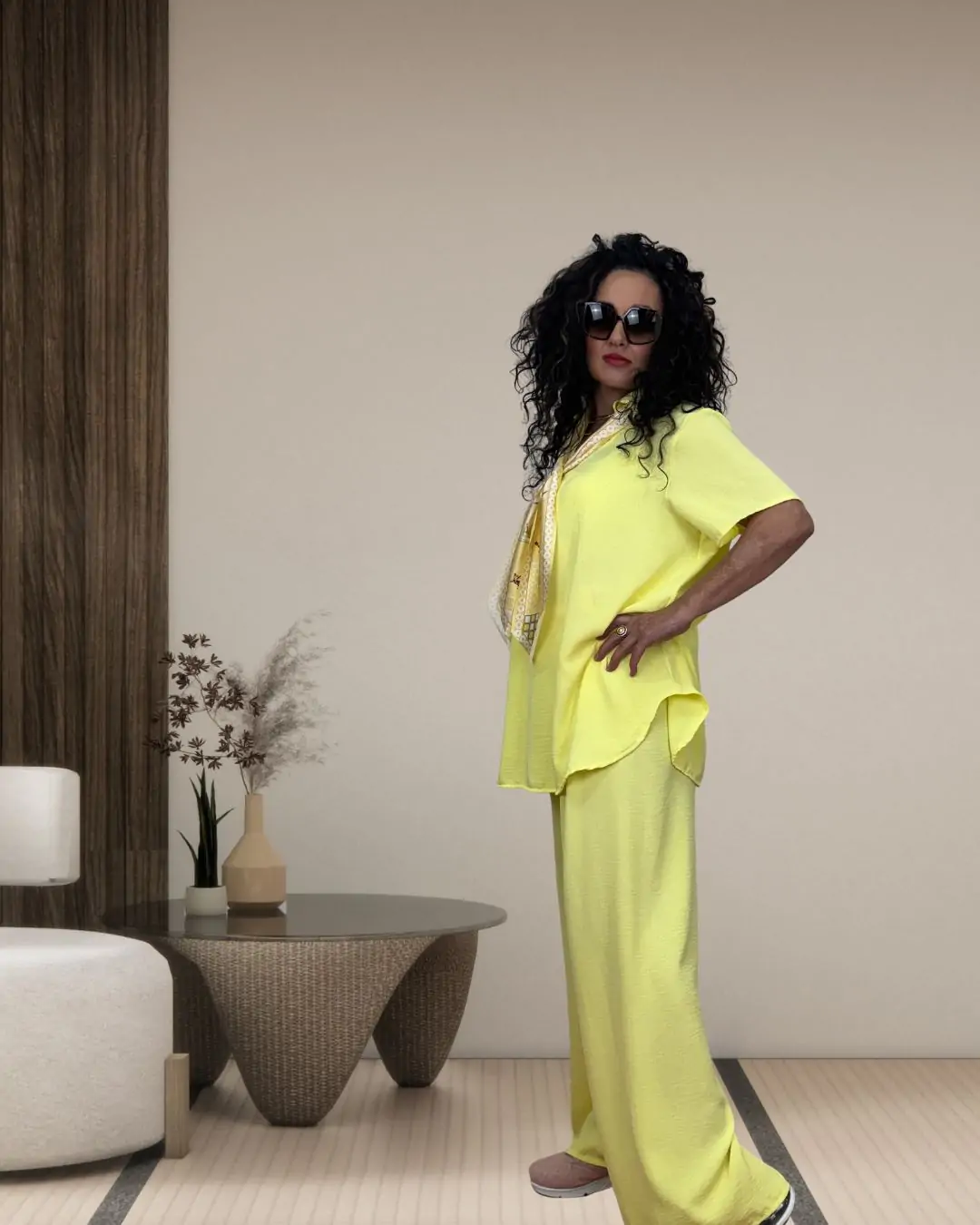 Oversized Μονόχρωμο Σετ με Σατέν Μαντήλι Κίτρινο Η παντελόνα διαθέτει λάστιχο στη μέση για τέλεια εφαρμογή και ευκολία στην κίνηση,Η μπλούζα είναι μακριά με γιακά, χαρίζοντας ένα πιο προσεγμένο και elegant αποτέλεσμα