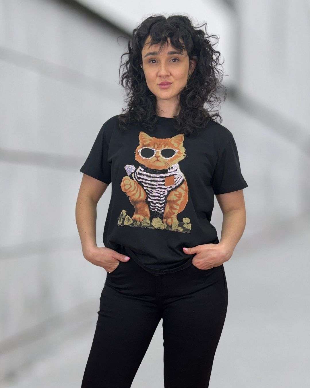 Black cotton t-shirt με ελαστική σύνθεση που προσφέρει άνεση και τέλεια εφαρμογή στην καθημερινότητα. Διακοσμημένο με εντυπωσιακό τύπωμα “Diamond Cat” και λαμπερά strass που δίνουν ένα fashion και playful χαρακτήρα στο look. Η γραμμή του είναι άνετη και ευκολοφόρετη, ιδανική για casual εμφανίσεις με στυλ.