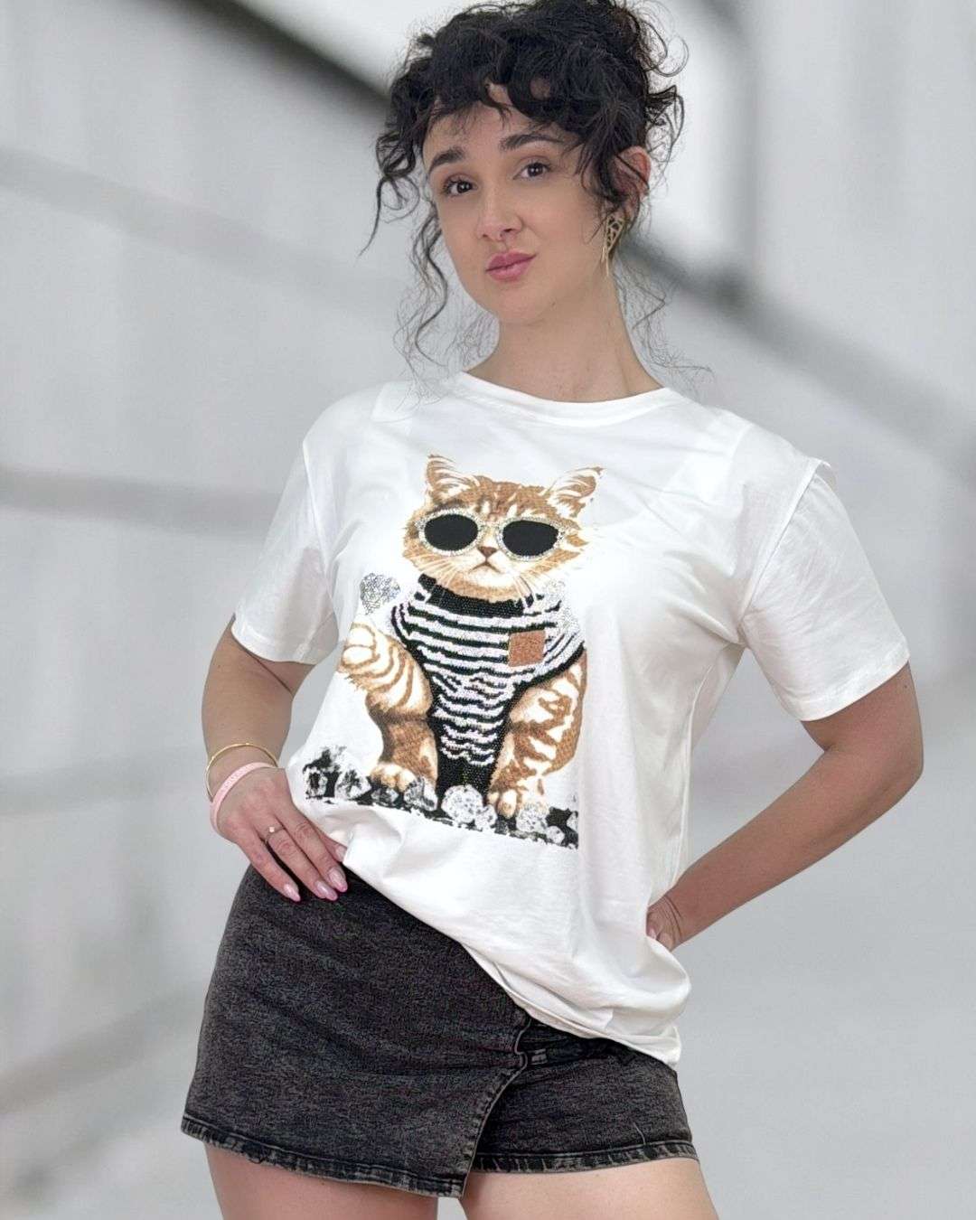 Λευκό cotton t-shirt με ελαστική σύνθεση που προσφέρει άνεση και τέλεια εφαρμογή στην καθημερινότητα. Διακοσμημένο με εντυπωσιακό τύπωμα “Diamond Cat” και λαμπερά strass που δίνουν ένα fashion και playful χαρακτήρα στο look. Η γραμμή του είναι άνετη και ευκολοφόρετη, ιδανική για casual εμφανίσεις με στυλ.