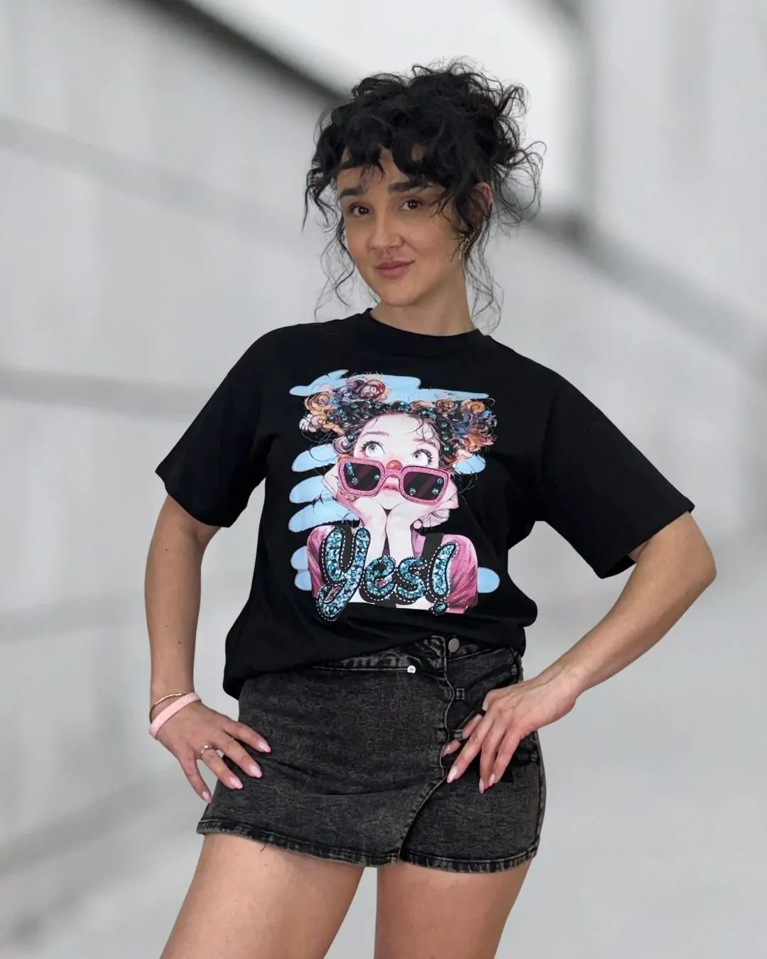 Μαύρο cotton t-shirt με ελαστική σύνθεση που προσφέρει άνεση και τέλεια εφαρμογή στην καθημερινότητα. Διακοσμημένο με εντυπωσιακό τύπωμα “Cool girl” και λαμπερά strass που δίνουν ένα fashion και playful χαρακτήρα στο look. Η γραμμή του είναι άνετη και ευκολοφόρετη, ιδανική για casual εμφανίσεις με στυλ.