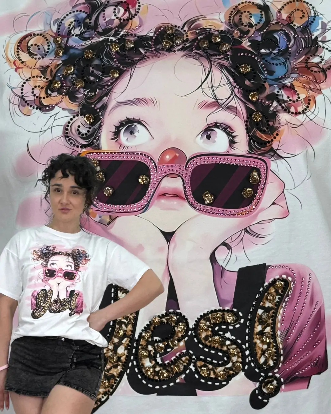 Λευκό cotton t-shirt με ελαστική σύνθεση που προσφέρει άνεση και τέλεια εφαρμογή στην καθημερινότητα. Διακοσμημένο με εντυπωσιακό τύπωμα “Cool girl” και λαμπερά strass που δίνουν ένα fashion και playful χαρακτήρα στο look. Η γραμμή του είναι άνετη και ευκολοφόρετη, ιδανική για casual εμφανίσεις με στυλ. Συνδυάζεται εύκολα με jeans, σορτσάκια ή φούστες για μοντέρνα outfits όλη μέρα.