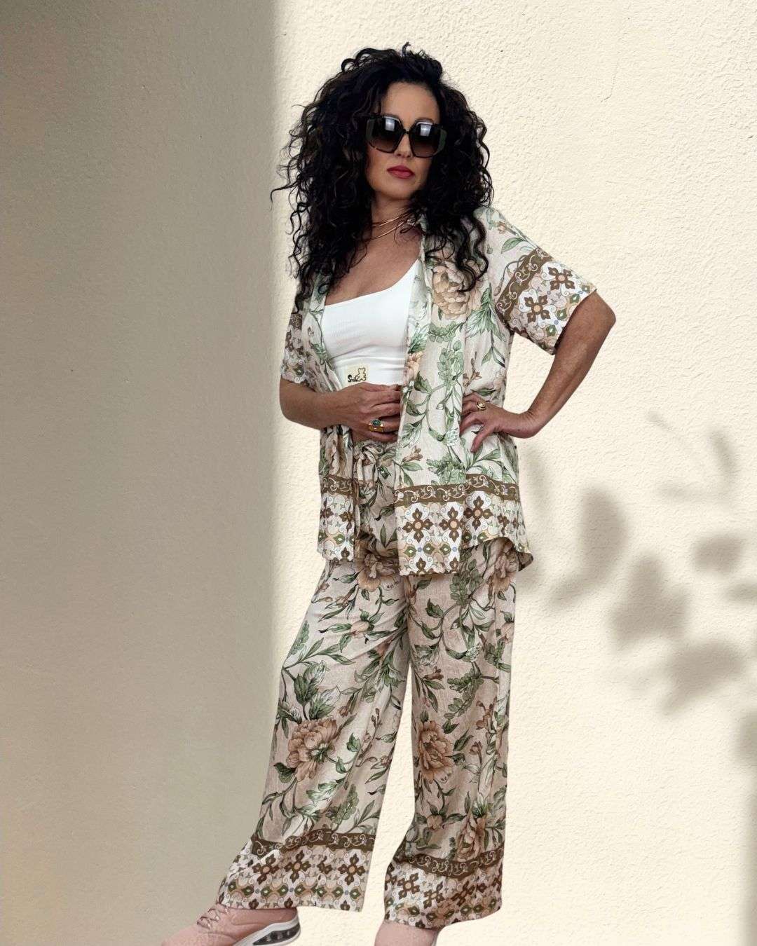 Αέρινο boho ethnic σετ δύο τεμαχίων τυπωμένο που αποπνέει χαλαρό καλοκαιρινό στυλ. Το παντελόνι διαθέτει λάστιχο στη μέση για άνετη και εύκολη εφαρμογή. Το πουκάμισο με μάο γιακά και κοντό μανίκι δίνει ένα minimal αλλά ταυτόχρονα κομψό αποτέλεσμα. Σε μπέζ αποχρώσεις