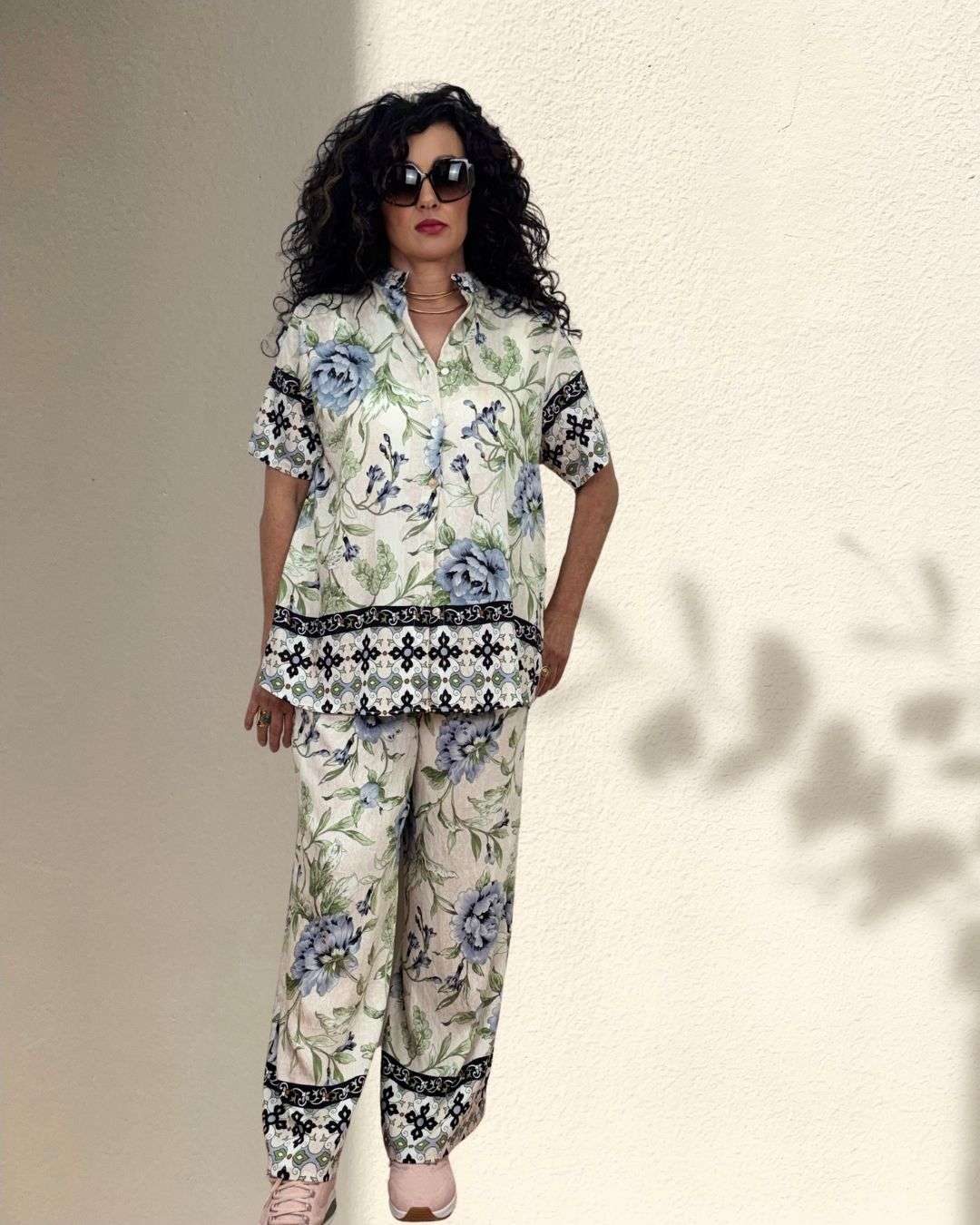 Αέρινο boho ethnic σετ δύο τεμαχίων τυπωμένο που αποπνέει χαλαρό καλοκαιρινό στυλ. Το παντελόνι διαθέτει λάστιχο στη μέση για άνετη και εύκολη εφαρμογή. Το πουκάμισο με μάο γιακά και κοντό μανίκι δίνει ένα minimal αλλά ταυτόχρονα κομψό αποτέλεσμα. Σε μπλε μπέζ αποχρώσεις