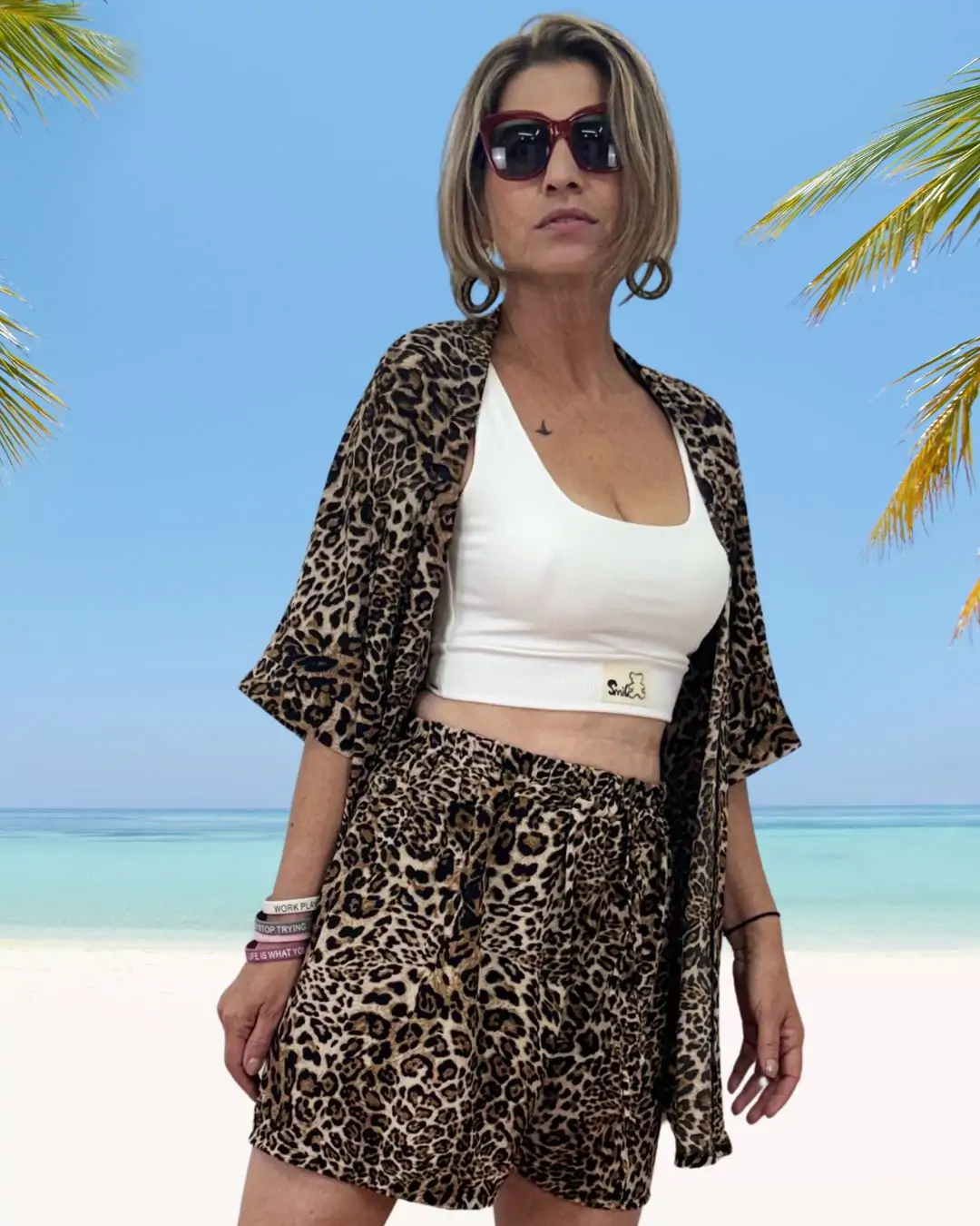 Εντυπωσιακό animal print σετ που αποτελείται από κιμονό και σορτς. Το σορτς έχει λάστιχο στη μέση για άνετη και εύκολη εφαρμογή, ενώ το κιμονό είναι ανοιχτό, χαρίζοντας αέρινη κίνηση.