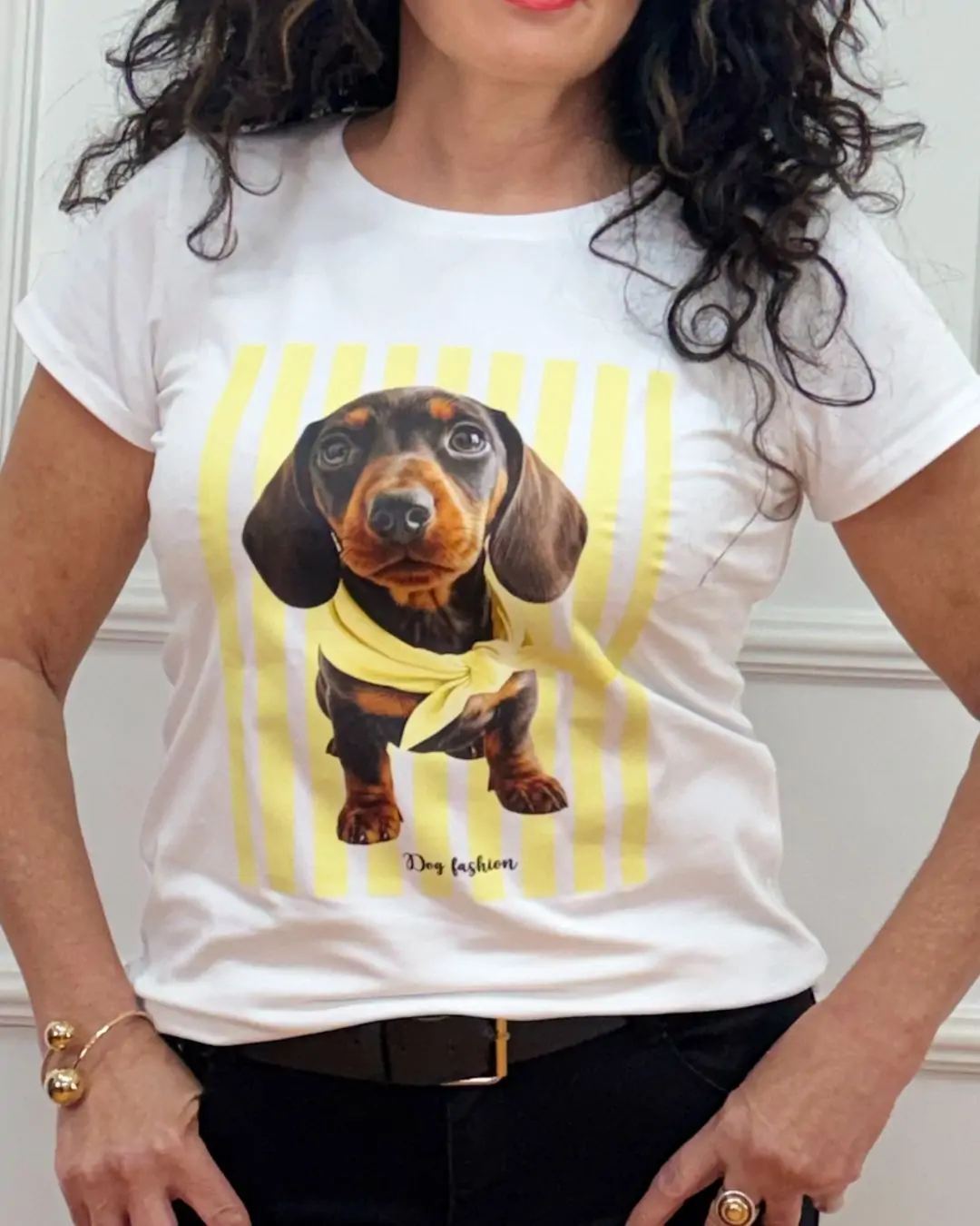 T-shirt με χαριτωμένο print σκυλάκια και ριγέ φόντο που δίνει playful και stylish διάθεση σε κάθε καθημερινό look. Ιδανικό για άνετες και easy-to-style εμφανίσεις όλη μέρα. Fit: Casual / καθημερινό μπλουζάκι Ύφασμα: 95% Cotton - 5% Elastane. Μαλακό και ελαστικό ύφασμα