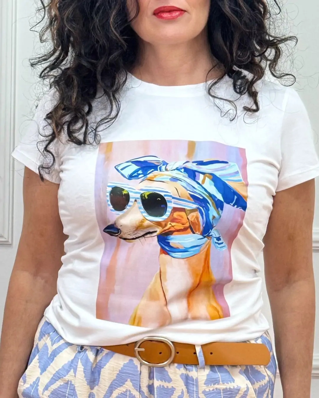 T-shirt με χαριτωμένο print σκυλάκια και ριγέ φόντο που δίνει playful και stylish διάθεση σε κάθε καθημερινό look. Ιδανικό για άνετες και easy-to-style εμφανίσεις όλη μέρα. Fit: Casual / καθημερινό μπλουζάκι Ύφασμα: 95% Cotton - 5% Elastane. Μαλακό και ελαστικό ύφασμα