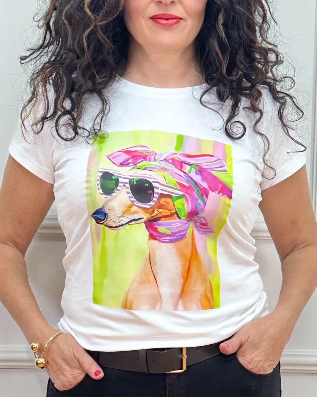 T-shirt με χαριτωμένο print σκυλάκια και ριγέ φόντο που δίνει playful και stylish διάθεση σε κάθε καθημερινό look. Ιδανικό για άνετες και easy-to-style εμφανίσεις όλη μέρα. Fit: Casual / καθημερινό μπλουζάκι Ύφασμα: 95% Cotton - 5% Elastane. Μαλακό και ελαστικό ύφασμα