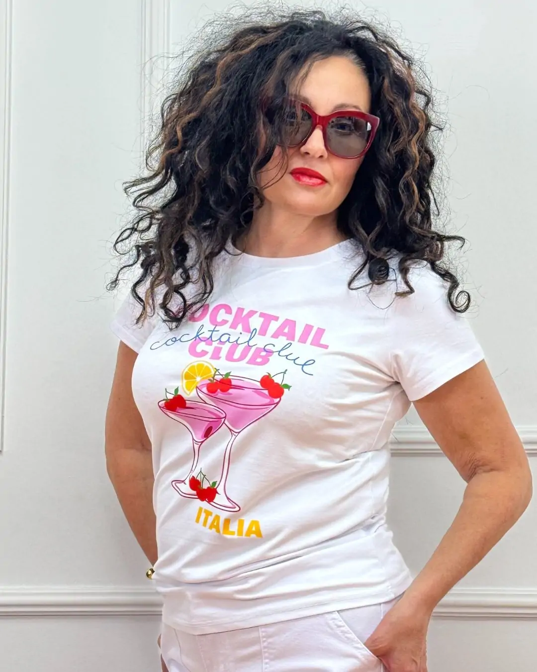 Λευκό T-shirt με print εμπνευσμένο από Italy Stylish διάθεση σε κάθε καθημερινό look. Ιδανικό για άνετες και easy-to-style εμφανίσεις όλη μέρα. Fit: Casual / καθημερινό μπλουζάκι Ύφασμα: 95% Cotton - 5% Elastane. Μαλακό και ελαστικό ύφασμα