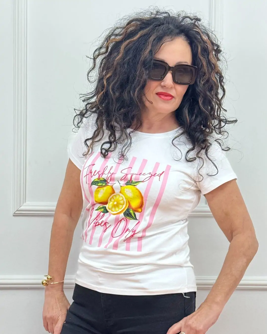 Λευκό T-shirt με print εμπνευσμένο από Italy Stylish διάθεση σε κάθε καθημερινό look. Ιδανικό για άνετες και easy-to-style εμφανίσεις όλη μέρα. Fit: Casual / καθημερινό μπλουζάκι Ύφασμα: 95% Cotton - 5% Elastane. Μαλακό και ελαστικό ύφασμα