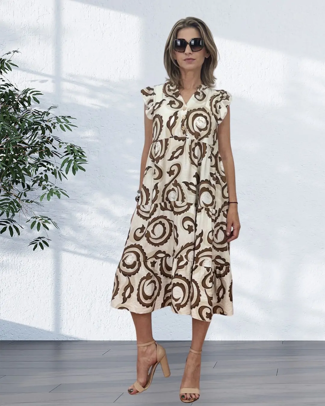 Αέρινο midi φόρεμα με all-over ETHNIC print mocha brown Έχει V λαιμόκοψη με κουμπάκια, κοντό μανίκι με βολάν. Fit: Άνετη γραμμή με χαλαρή εφαρμογή Ύφασμα: 65% Viscose – 35% Cotton. Δροσερό και ελαφρύ ύφασμα