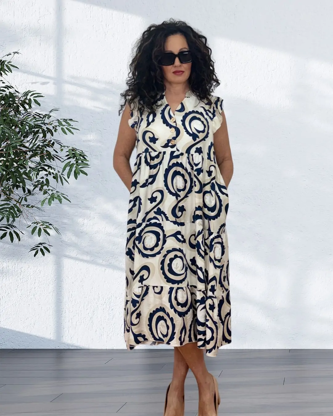 Αέρινο midi φόρεμα με all-over ETHNIC print BLUE Έχει V λαιμόκοψη με κουμπάκια, κοντό μανίκι με βολάν. Fit: Άνετη γραμμή με χαλαρή εφαρμογή Ύφασμα: 65% Viscose – 35% Cotton. Δροσερό και ελαφρύ ύφασμα