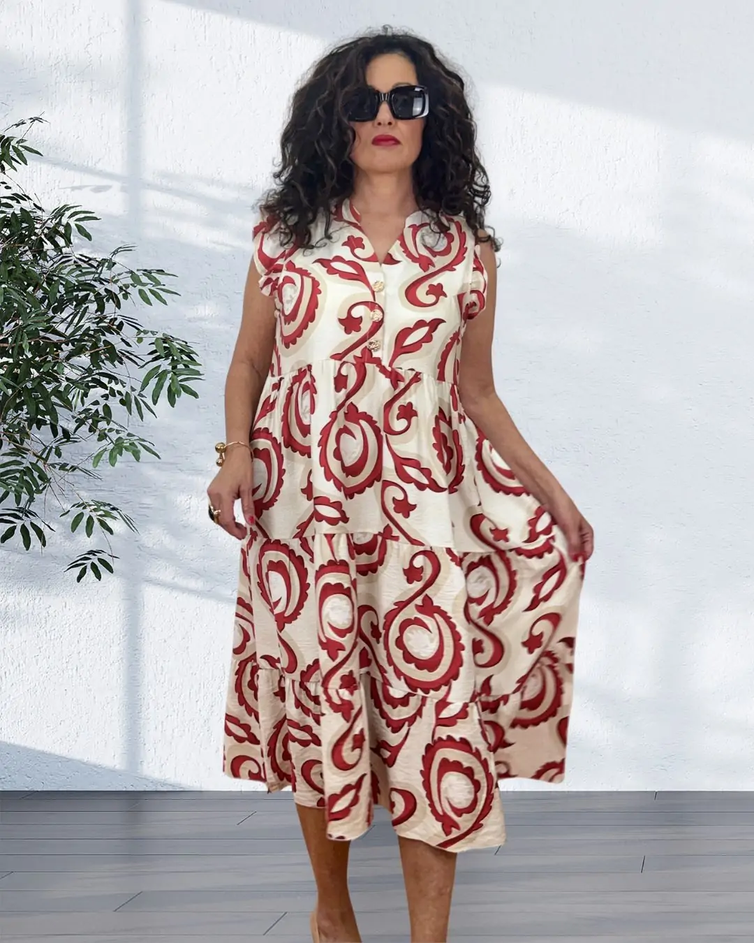 Αέρινο midi φόρεμα με all-over ETHNIC print μπορντό Έχει V λαιμόκοψη με κουμπάκια, κοντό μανίκι με βολάν. Fit: Άνετη γραμμή με χαλαρή εφαρμογή Ύφασμα: 65% Viscose – 35% Cotton. Δροσερό και ελαφρύ ύφασμα