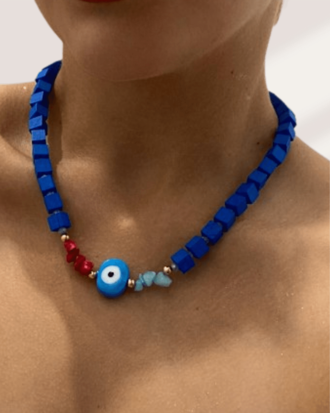 Ξυλόχαντρες Κολιέ Ματάκι Blue Ένα statement αξεσουάρ που αναβαθμίζει εύκολα ακόμη και το πιο απλό outfit.