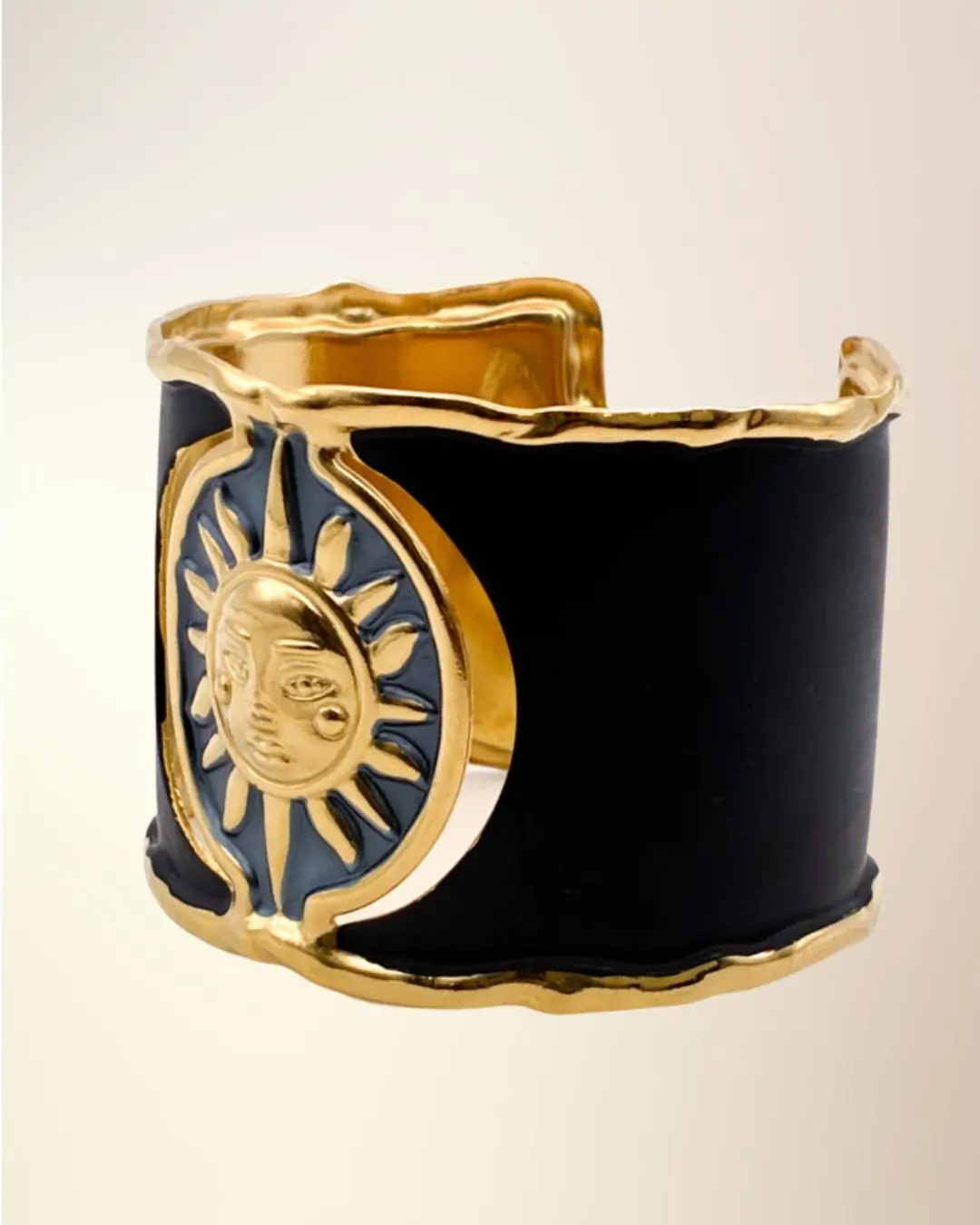 Cuff βραχιόλι Ήλιος Μαύρο/χρυσό Cuff σχέδιο με ανοιχτή εφαρμογή Διακοσμητικό μοτίβο ήλιου "Χρυσή" μεταλλική βάση Άνετη εφαρμογή που προσαρμόζεται στον καρπό