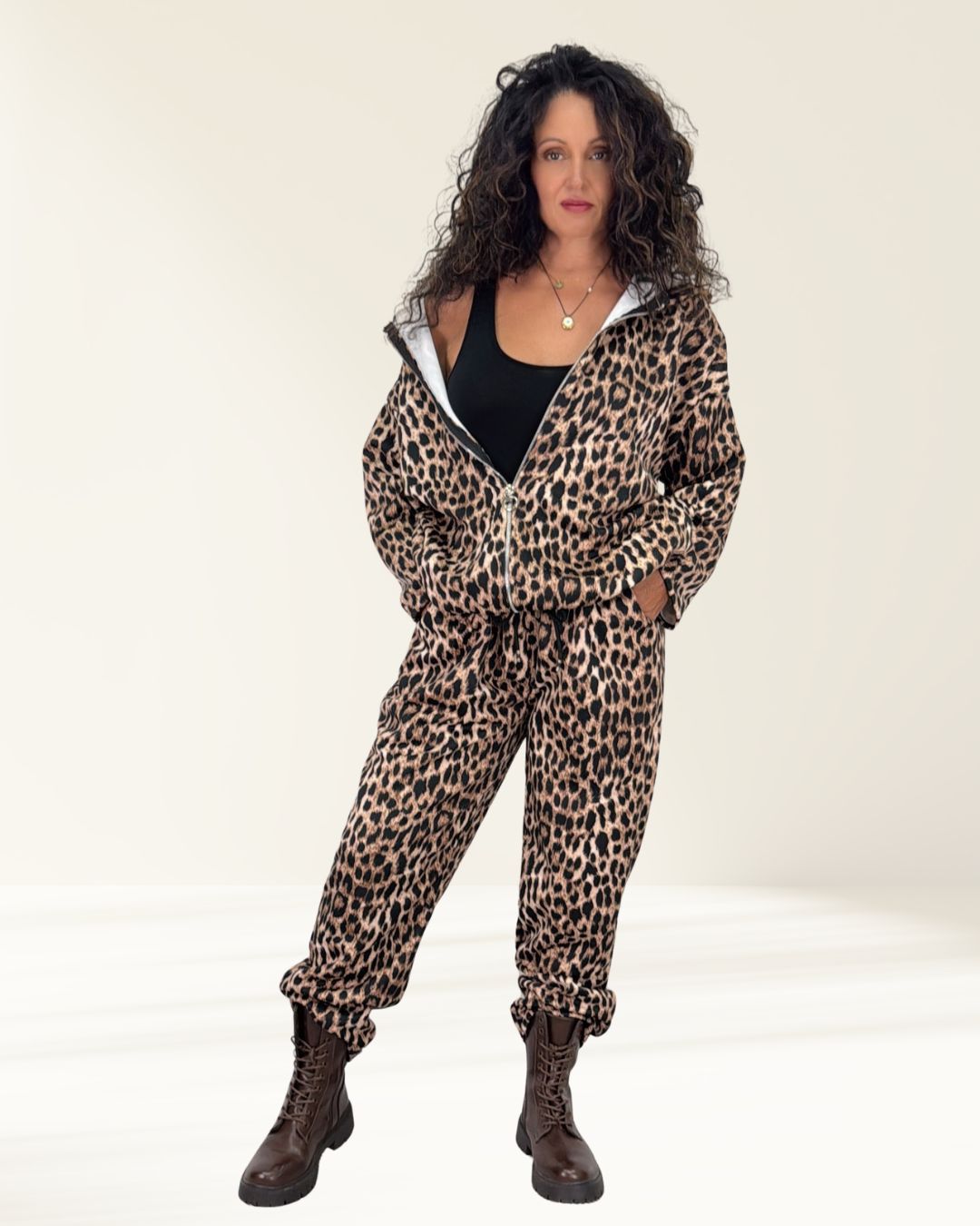 Animal Print Σετ Φόρμας με Ζακέτα Oversized Oversized animal print σετ δύο τεμαχίων που συνδυάζει την απόλυτη άνεση με ένα άκρως εντυπωσιακό και μοντέρνο look για κάθε σας εμφάνιση. Η παντελόνα διαθέτει άνετο λάστιχο στη μέση για τέλεια εφαρμογή και πλάγιες τσέπες, προσφέροντας απόλυτη ελευθερία κινήσεων. Η ζακέτα είναι σχεδιασμένη σε φαρδιά γραμμή, με κουκούλα, λειτουργικό φερμουάρ και ασύμμετρο κόψιμο (πιο μακριά στο πίσω μέρος). Διαθέτει ρυθμιζόμενο κορδόνι στο κάτω τελείωμα, επιτρέποντάς σας να τη μαζεύετε και να τη φοράτε και σαν στυλάτο μπουφανάκι. Η άνετη και χαλαρή γραμμή του το καθιστά ιδανικό για όλες τις σιλουέτες,