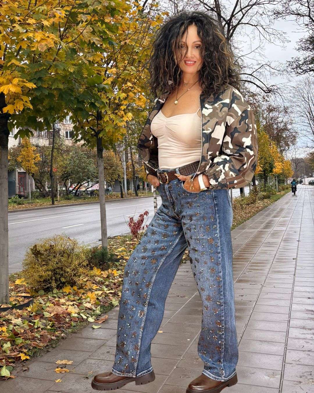 Casual chic street style ντύσιμο με τζιν με στρας και τζάκετ παραλλαγής
