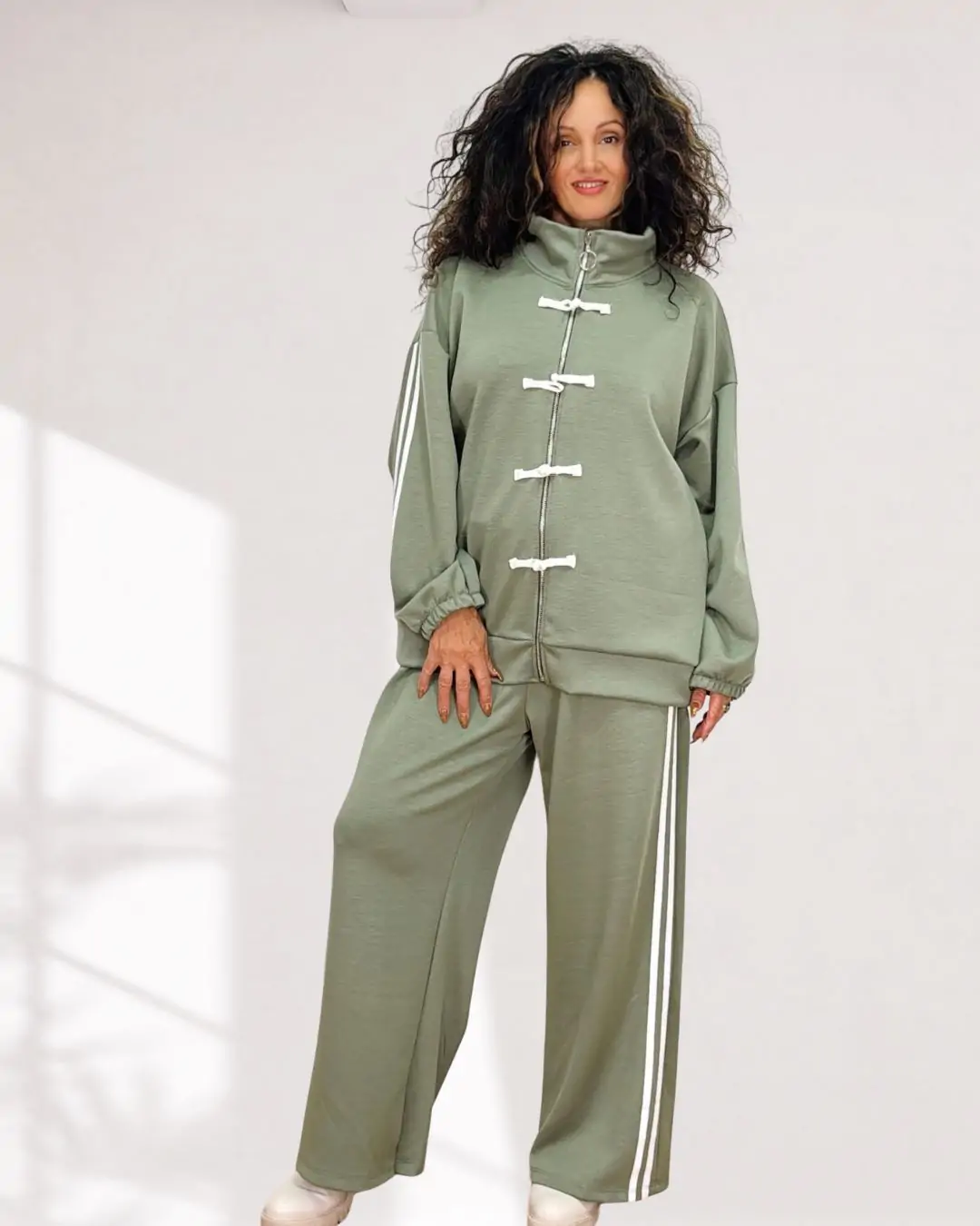 Oversized σετ φόρμας μίντ με σιρίτια και πλαινές τσέπες