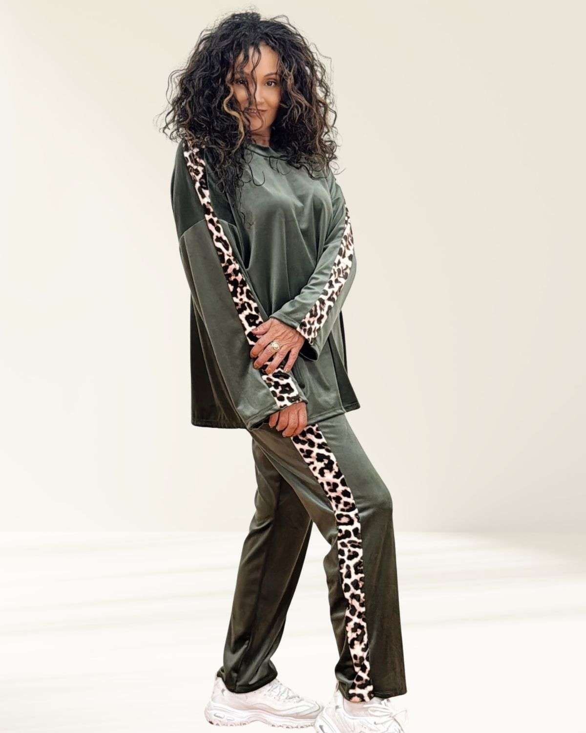 Λαδί σετ φόρμας βελουτέ oversized με animal print λεπτομέρειες